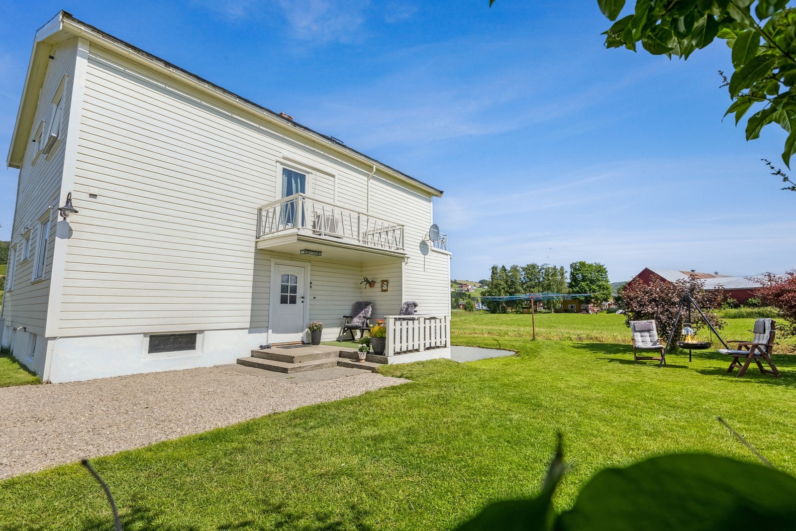 Stort uteareal og gressplen. Galleribilde