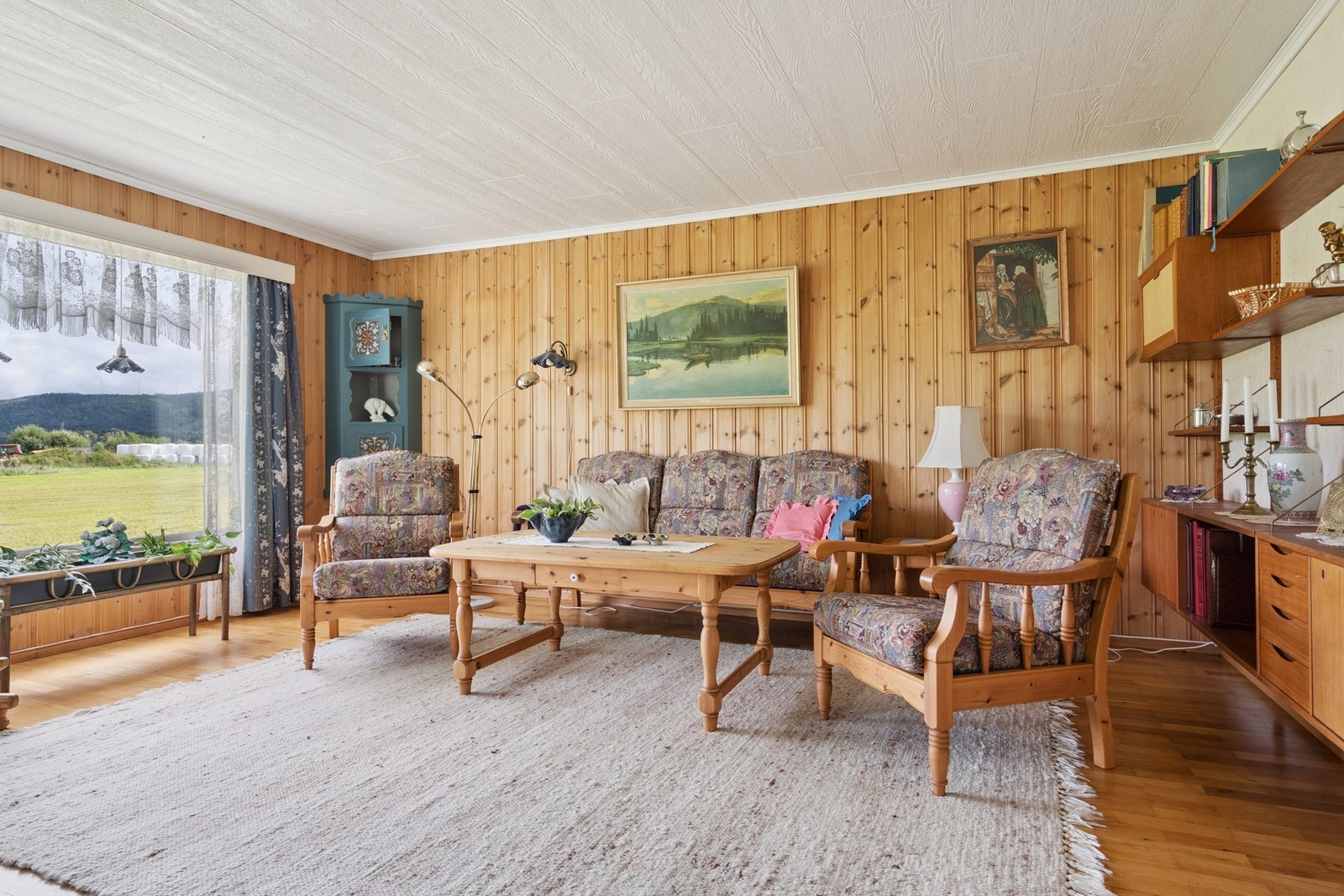 Stuen har flere naturlige seksjoner for å innrede etter eget ønske og behov. Galleribilde