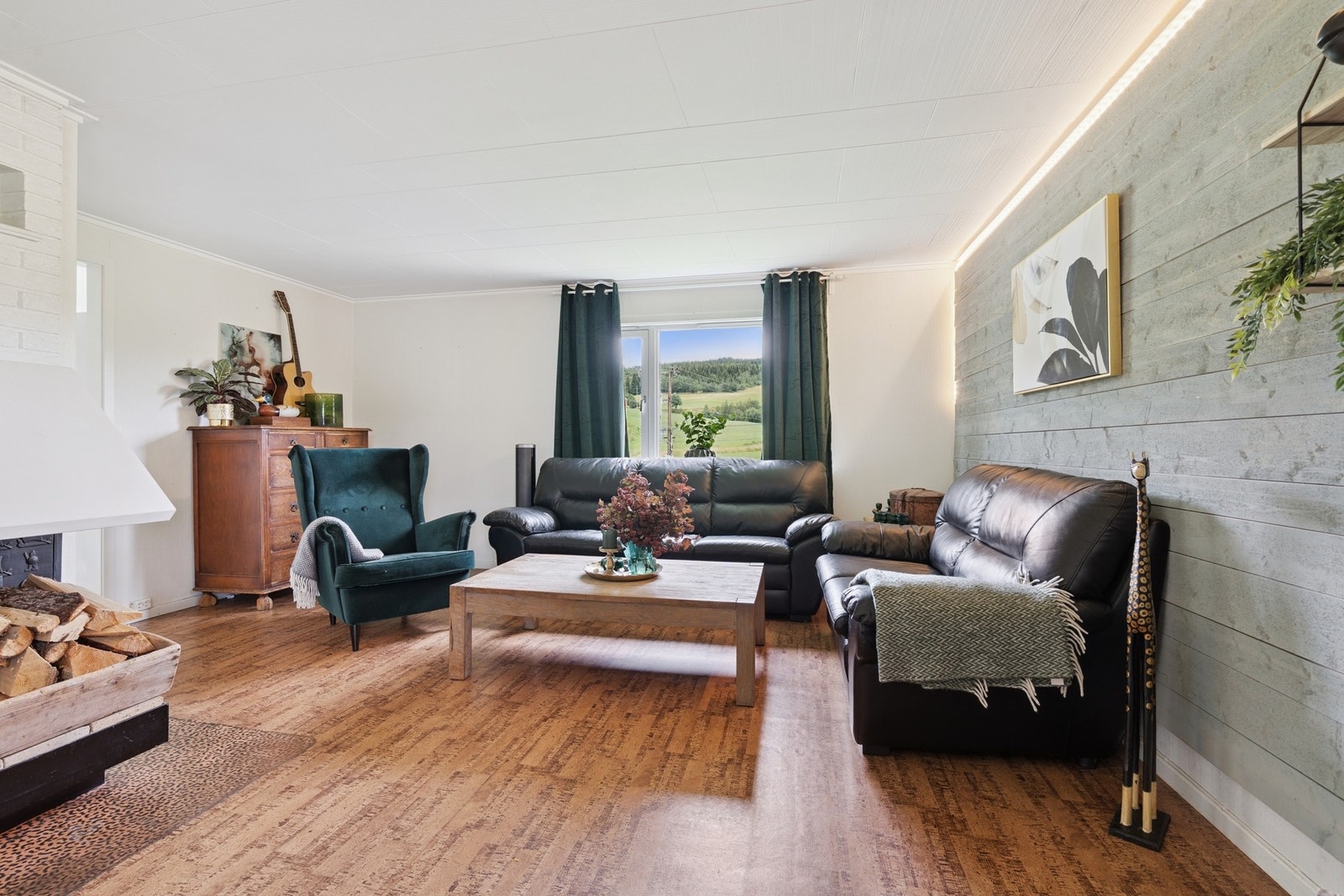 Parkett på gulv, malt strie og panel på vegger og malt himling. Galleribilde