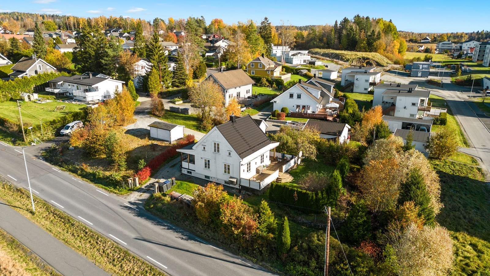 Fra tomten er det kort vei til skole, barnehager, Knapstad stasjon, Kiwi og fasiliteter som tannlege, legekontor, frisør mv. Galleribilde
