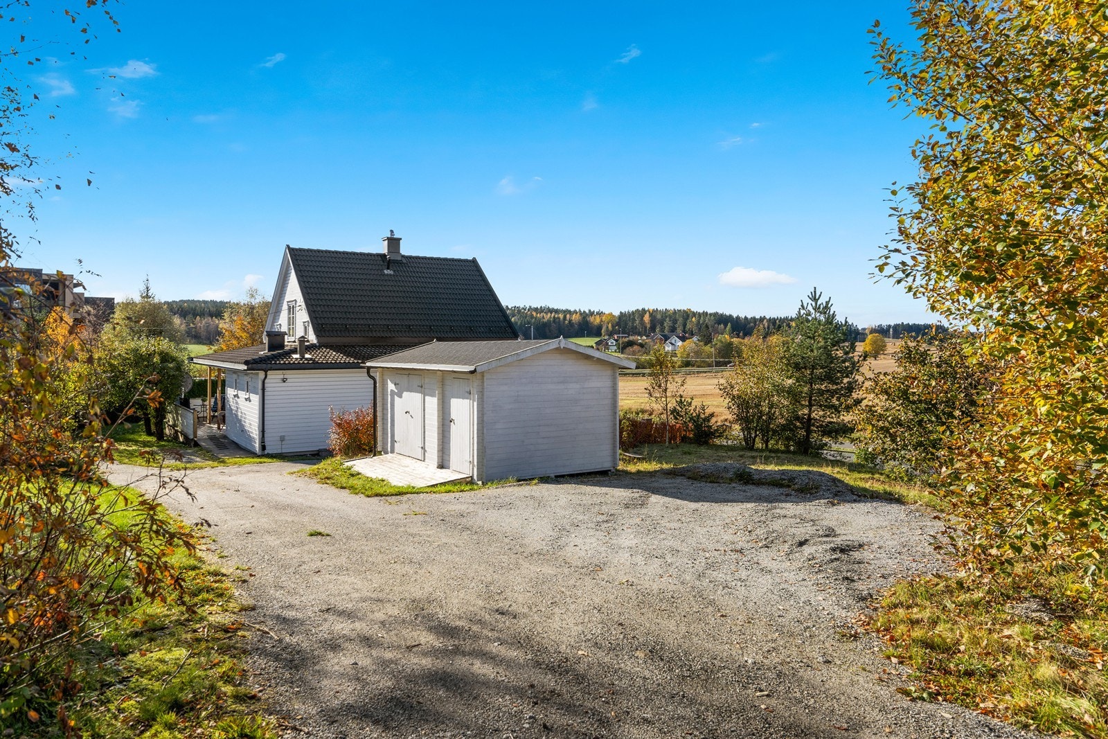 EIiendommen har gruset adkomst, med parkering på østre del av tomten pr. i dag Galleribilde