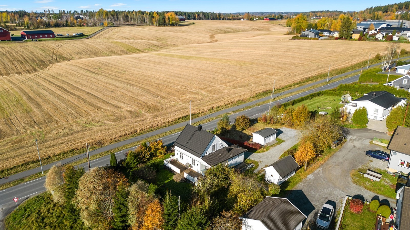 Tomten ligger langs Tomterveien med en sentral beliggenhet på Knapstad Galleribilde