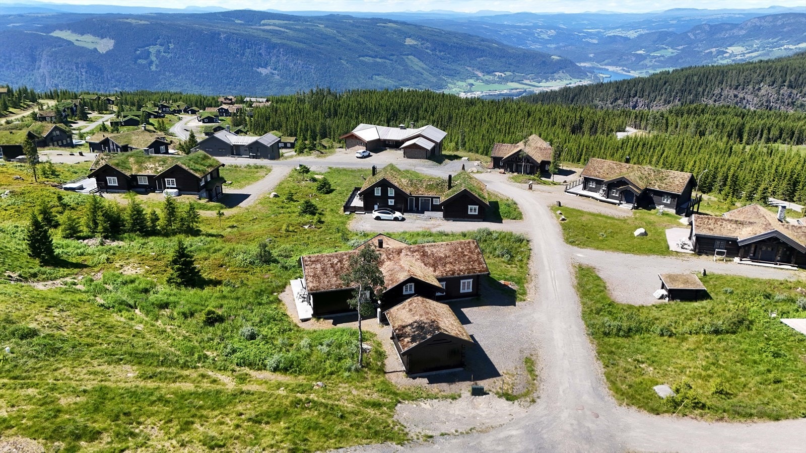 Fra eiendommen er det enkel adkomst til langrenn, lysløype og alpint. Her er det preparerte løyper innover fjellheimen eller skli inn i tilfartsløype til bakke. Galleribilde