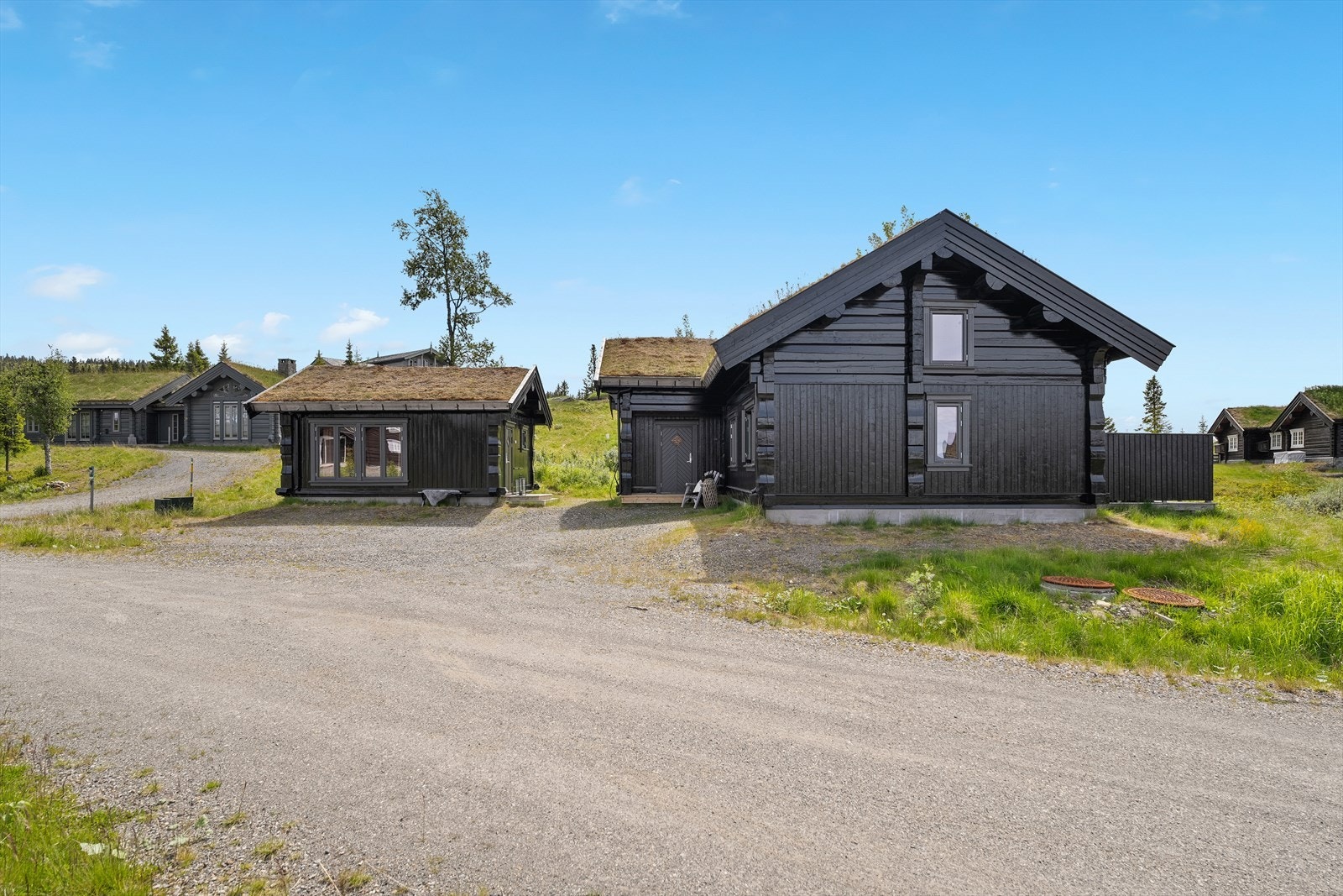 På eiendommen er det ett anneks på 25 m² innredet med bad og stue/kjøkken. Galleribilde