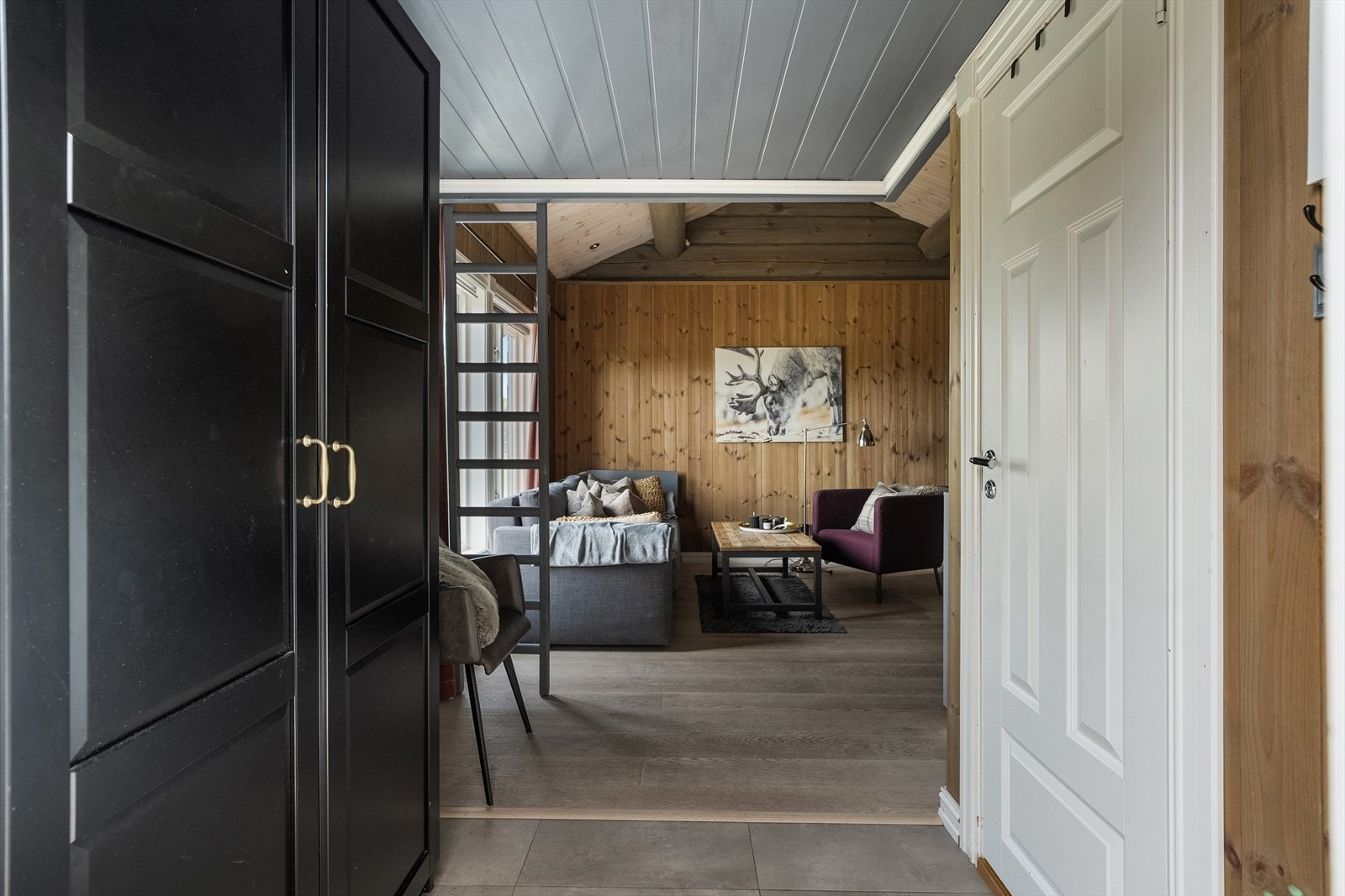 På eiendommen er det ett anneks på 25 m² innredet med bad og stue/kjøkken. Galleribilde