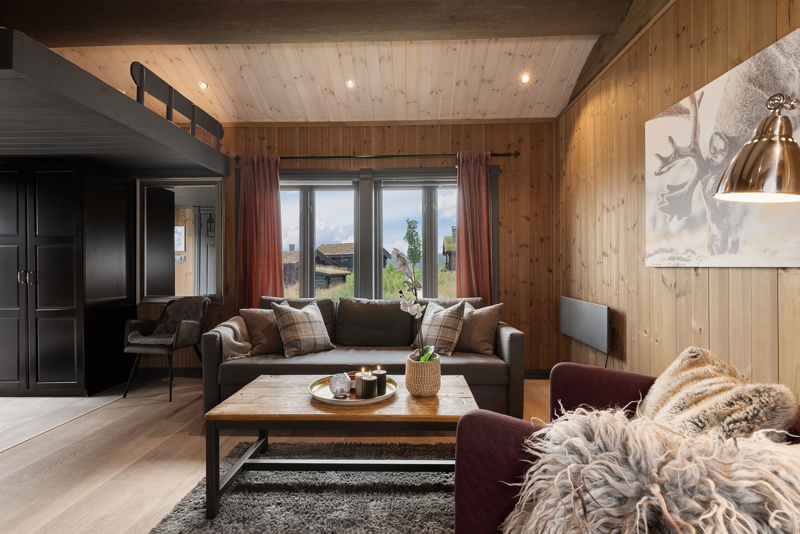 Bilder fra anekset. Det er en sovehems i stua, i tillegg til muligheten for en sovesofa. Galleribilde