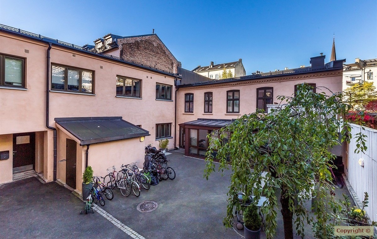 Leiligheten ligger vendt ut mot en koselig bakgård. Galleribilde