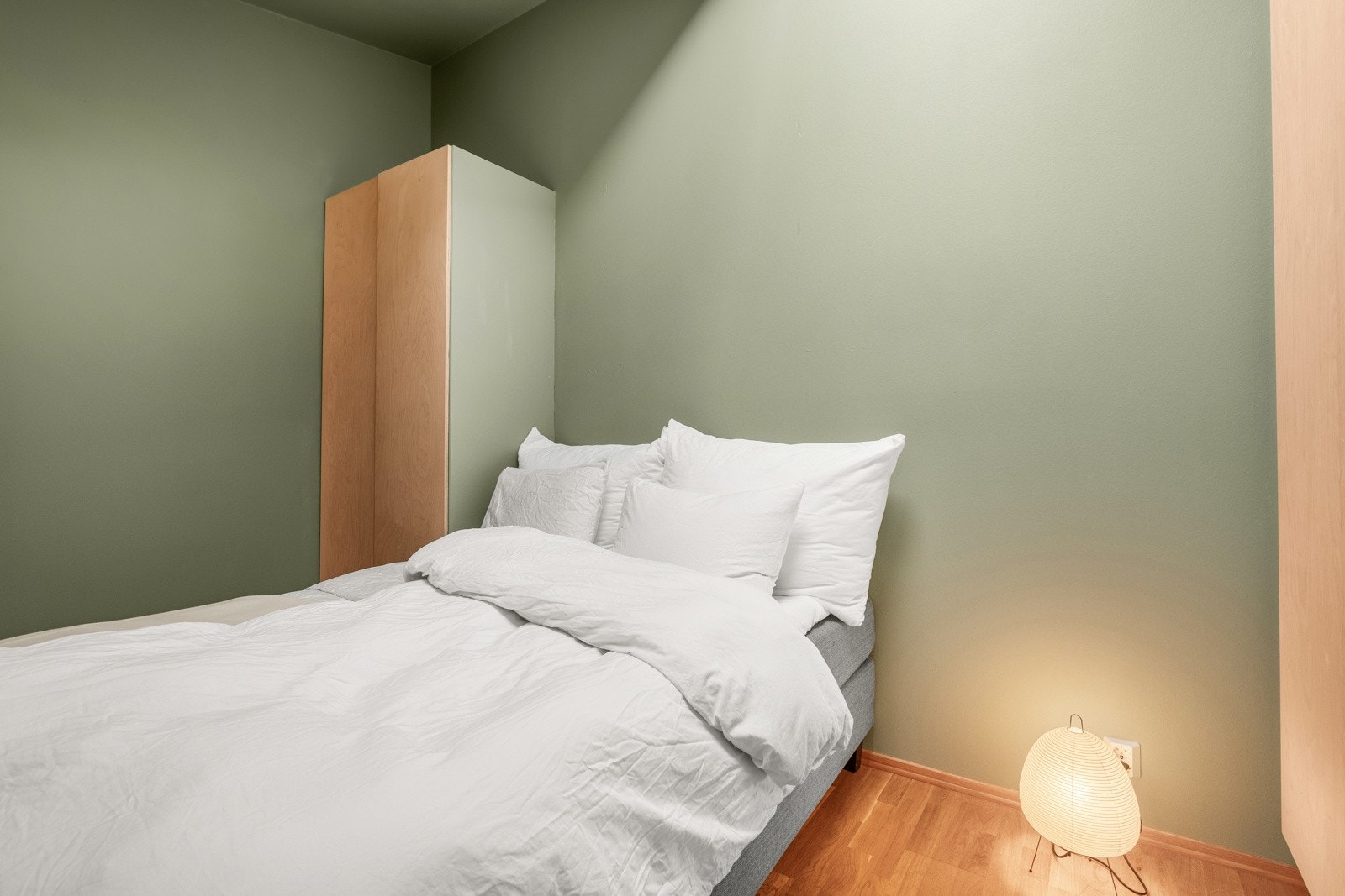 God plass til dobbeltseng og garderobeskap. Galleribilde