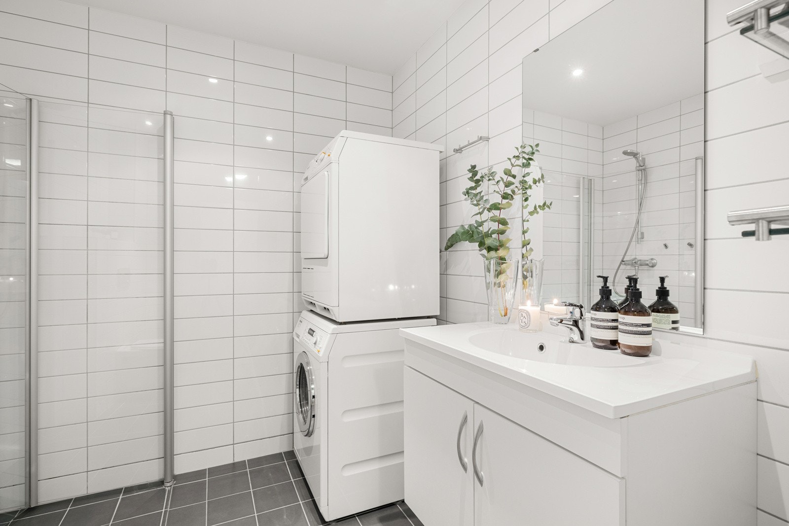 Delikat og romslig baderom. Galleribilde