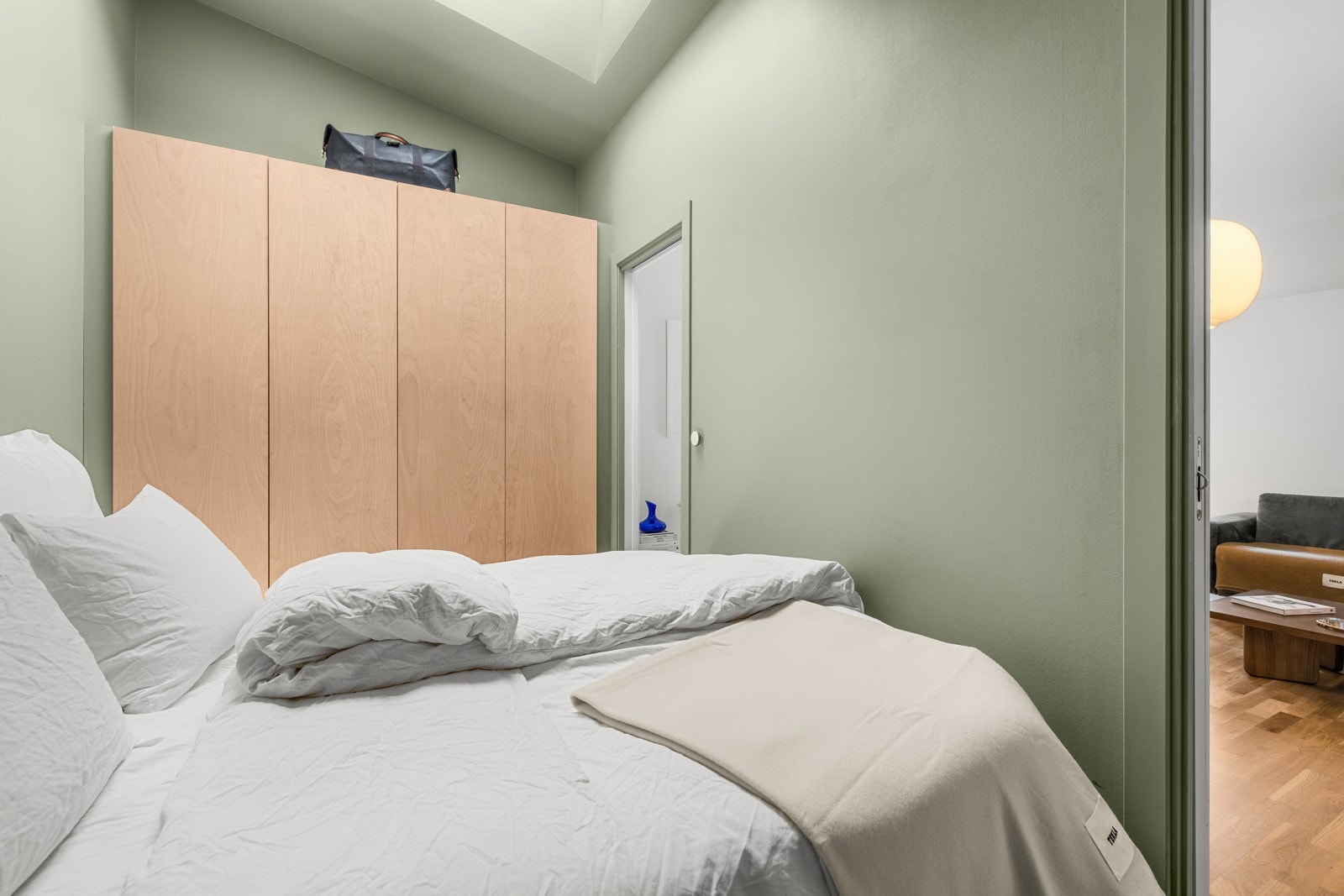 Soverommet har praktiske skyvedører på hver sin side av sengen. Galleribilde