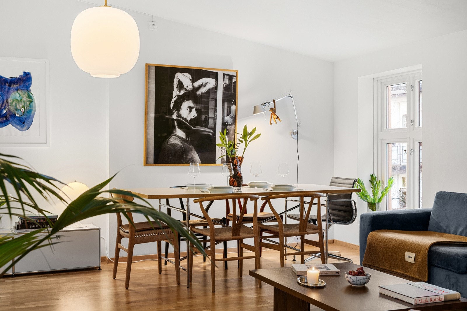 Vegger og himling i stue/kjøkken er malt i januar 2025. Galleribilde