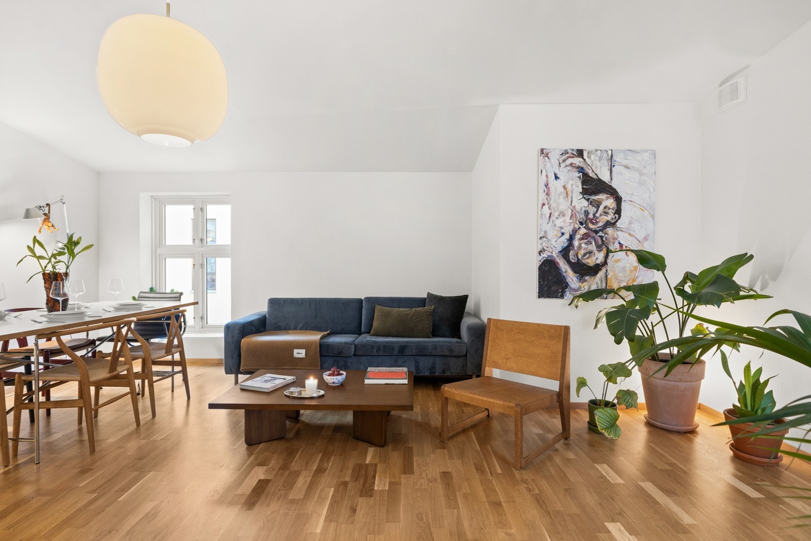 Leiligheten har en god planløsning, og du får god plass til å innrede med en sofagruppe med tilhørende bord, samt et stort spisebord. Galleribilde