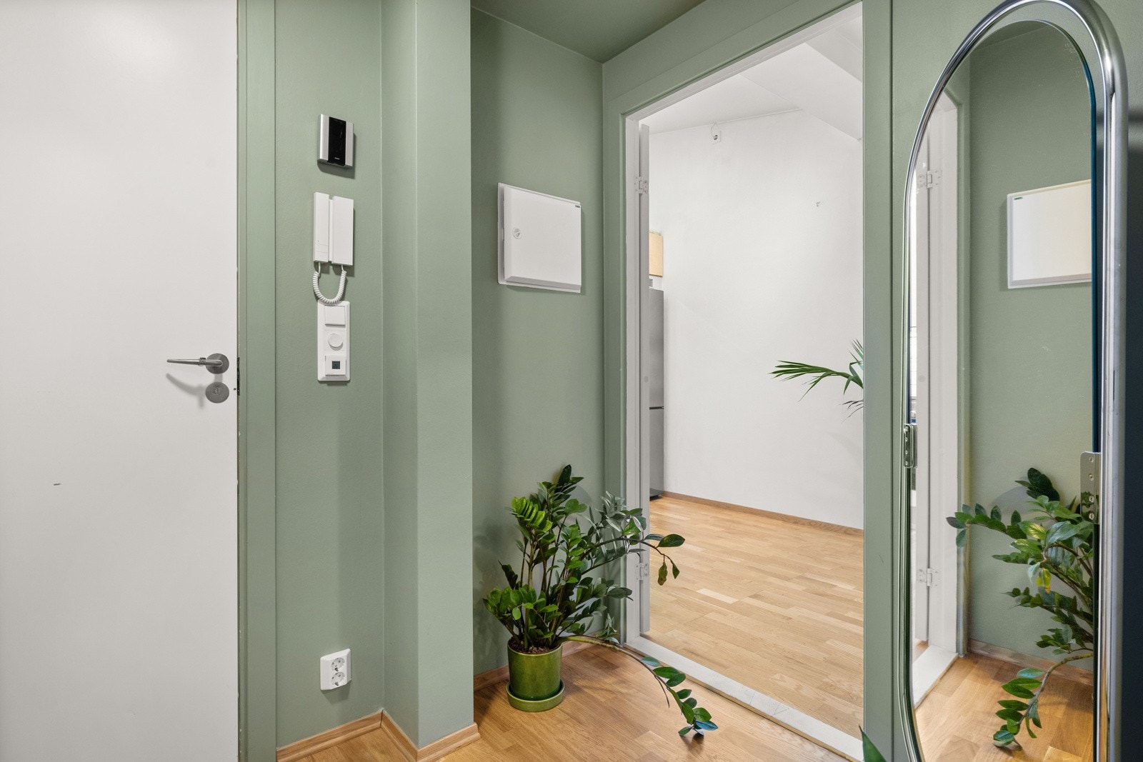 Innbydende entré som gir et godt førsteinntrykk av boligen. Galleribilde