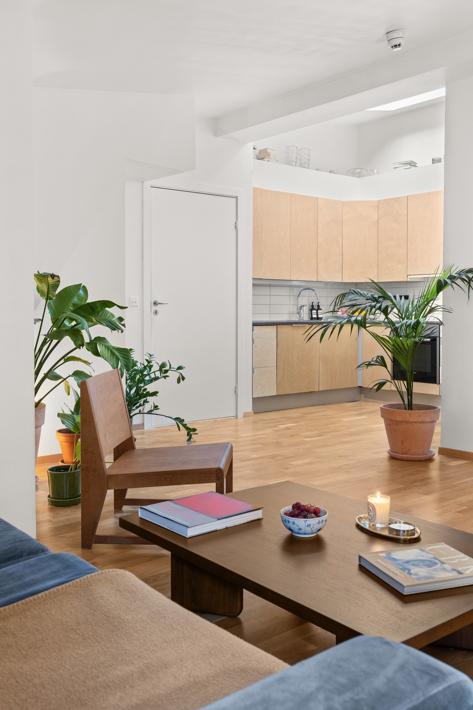 Åpen løsning mellom stue og kjøkken bidrar til et sosialt og romslig preg. Galleribilde