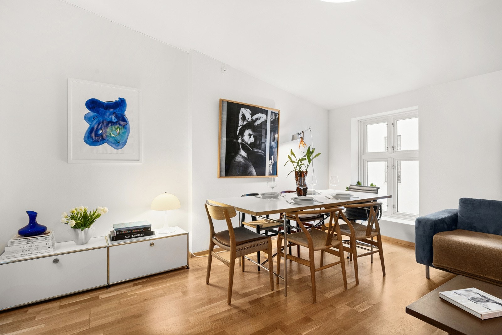 Store vindusflater som slipper inn godt med naturlig lys. Galleribilde