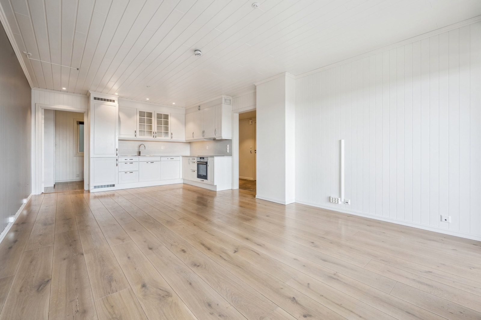 Leiligheten har gulvflater med parkett og profilerte innedører Galleribilde