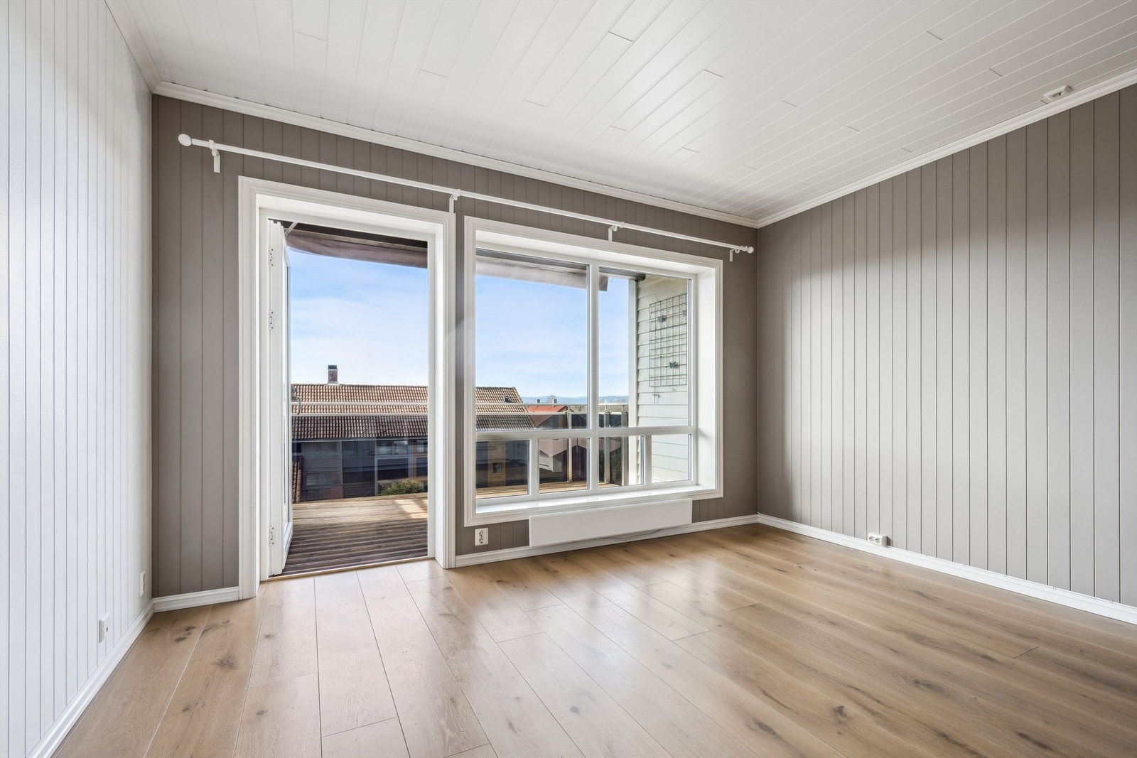 Fra stua har man adkomst til leilighetens balkong Galleribilde