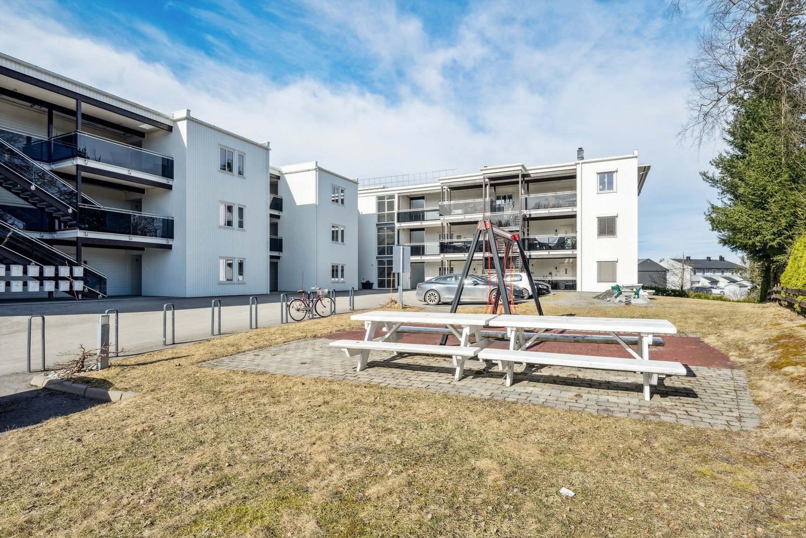 Felleseie tomt som tilhører sameiet med blant annet gjesteparkering Galleribilde