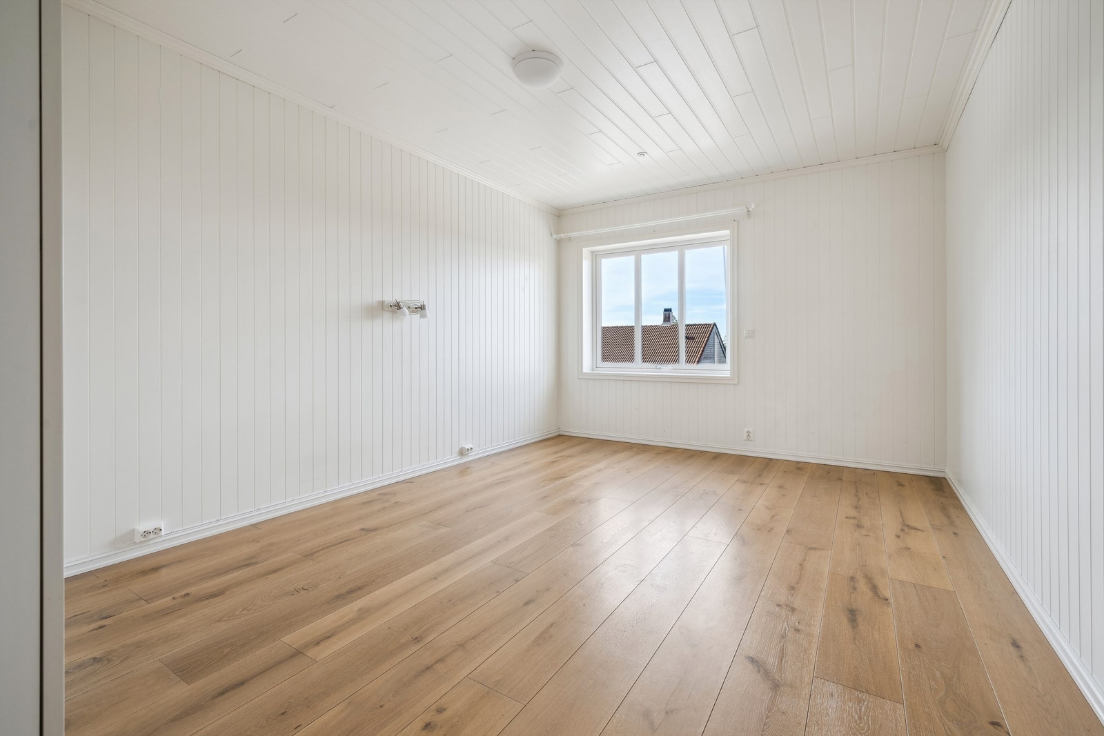 Romslig soverom med god plass til seng og garderobeskap Galleribilde