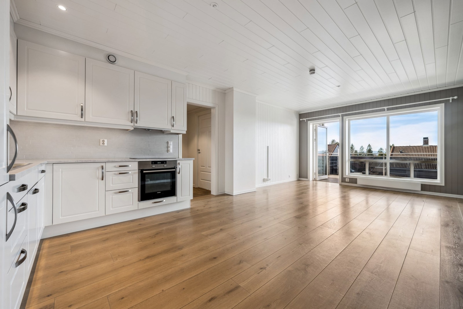 Kjøkkenet har åpen og luftig løsning til stua Galleribilde