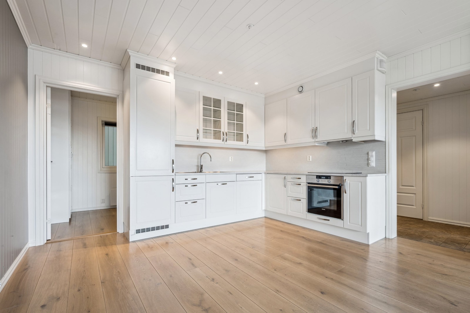 Sigdal kjøkken med hvite profilert fronter Galleribilde