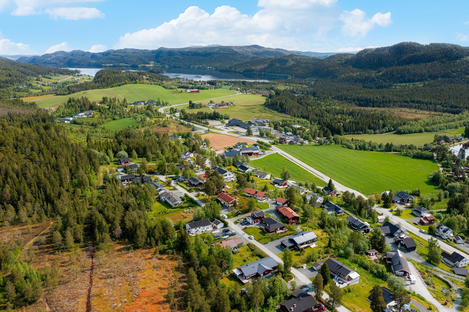 Lysløypa ligger i marka rett bak husveggen. Legg også gjerne turen til Ramberget, med variert turterreng og flott utsikt over bygda. Galleribilde