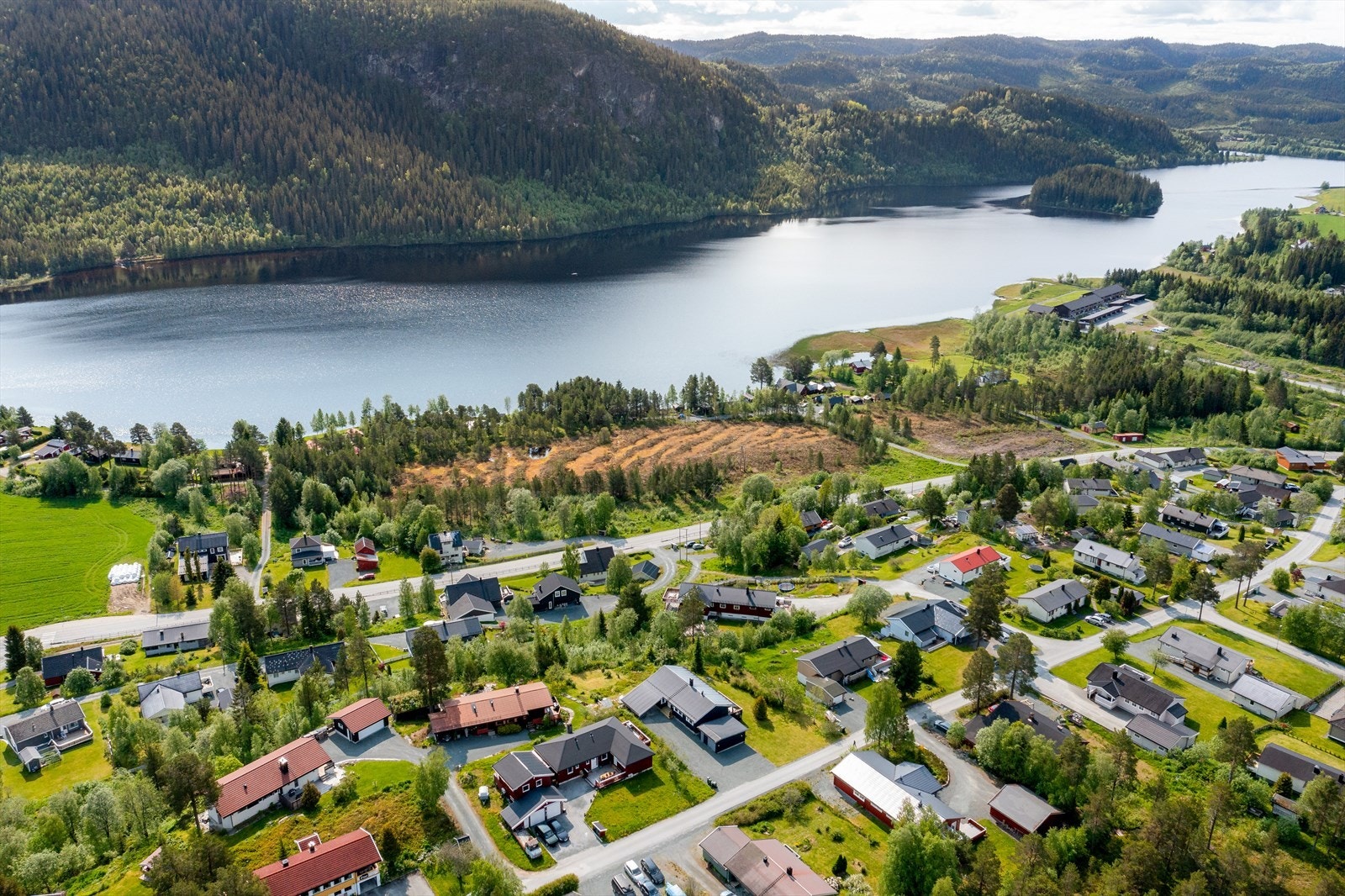 Boligen ligger på toppen i boligfeltet. Her vil du få ei flott og flat tomt med gode solforhold. Galleribilde