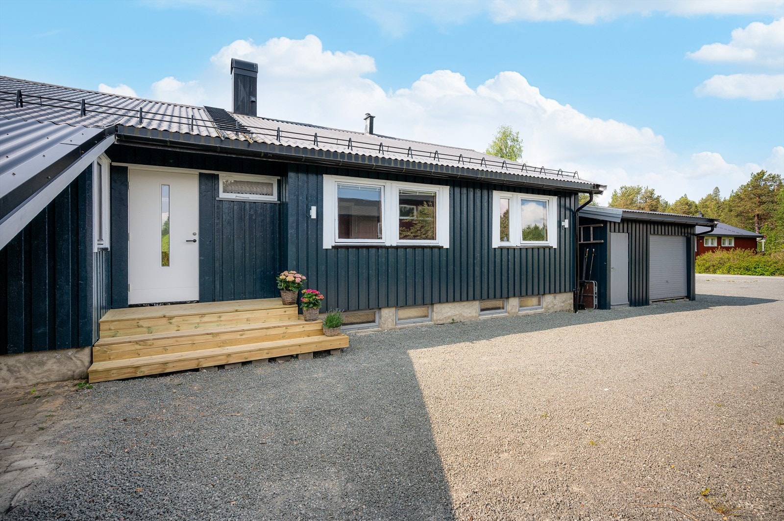Romslig gårdsplass med både carport og garasje Galleribilde
