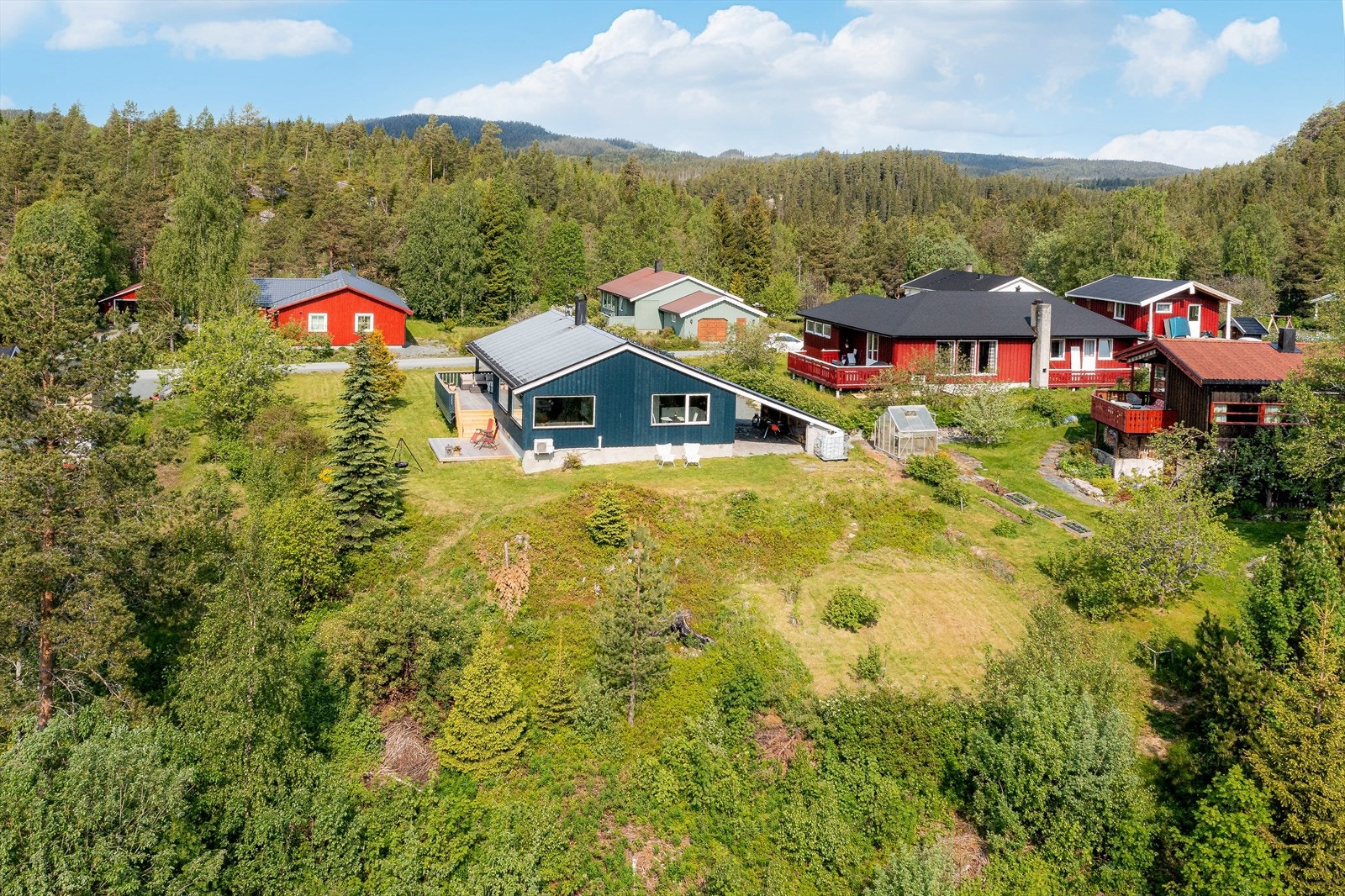 Stor tomt på 1,5 mål med hageområde, terrasse, og uteområde som grenser delvis mot et "friområde" Galleribilde