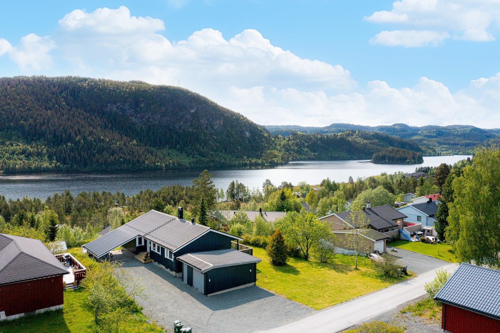 Velkommen til Eidsåsen 23! Her vil du ha stor tomt på 1,5 mål med hageområde, terrasse, og uteområde som grenser delvis mot et "friområde" Galleribilde