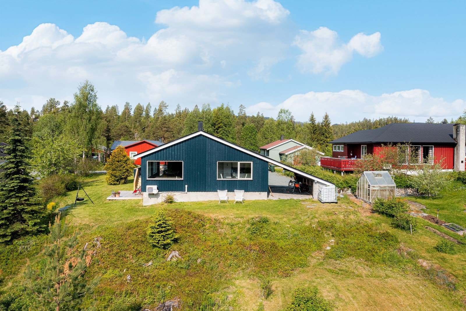 Fra eiendommen er det kort veg til skole, barnehage, idrettsanlegg, turområder, butikk og ulike servicetilbud Galleribilde
