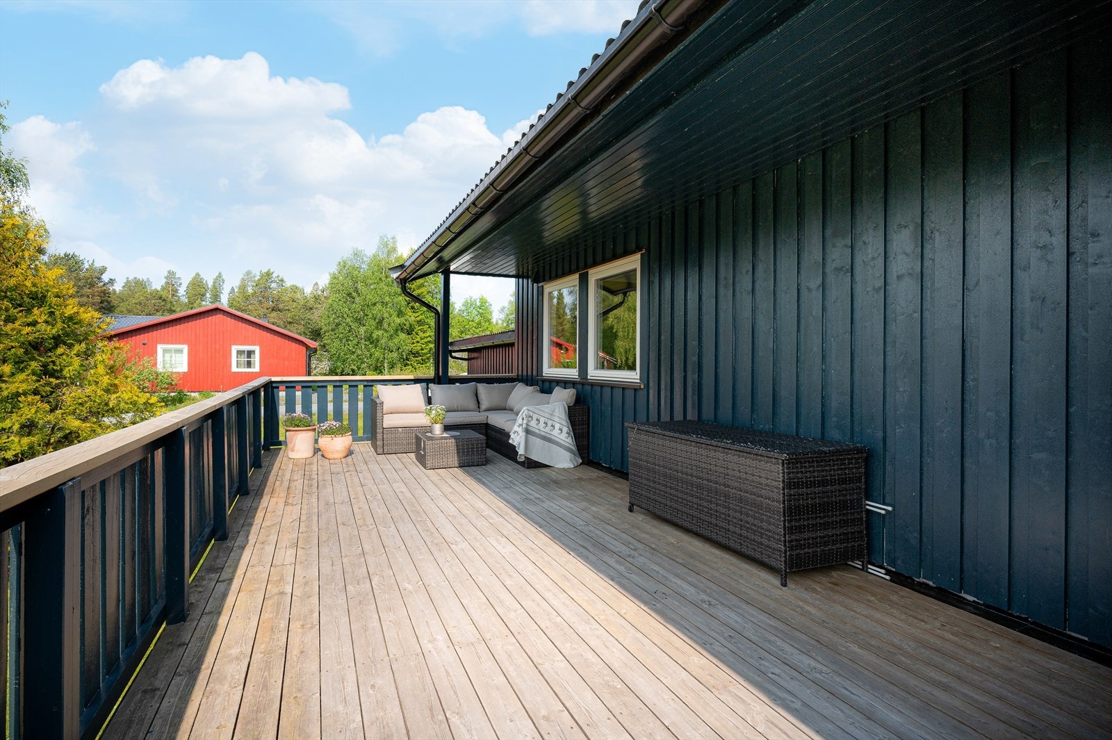 Gode terrasseflater med flere muligheter for møblering Galleribilde