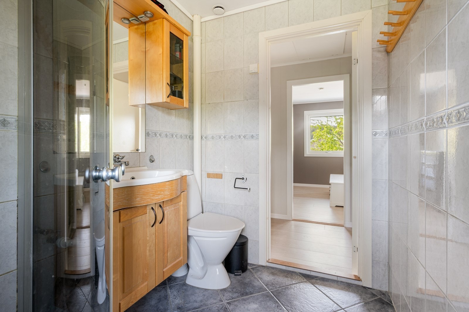 Utstyrt med dusjhjørne, servantskap, wc og naturlig avtrekk. Galleribilde