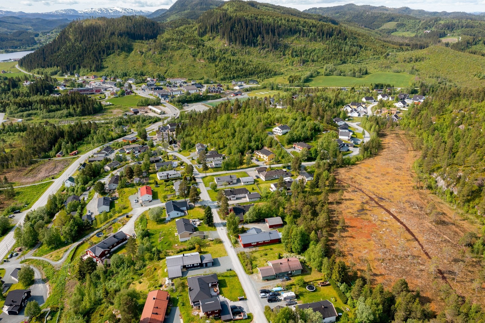 Fra eiendommen er det gangavstand til Eid barne- og ungdomsskole. Nye barnehagen sto ferdig høsten 2020 og ligger ved skolen. I umiddelbar nærhet er det flotte områder for friluftsliv, som byr på god rekreasjon året rundt Galleribilde