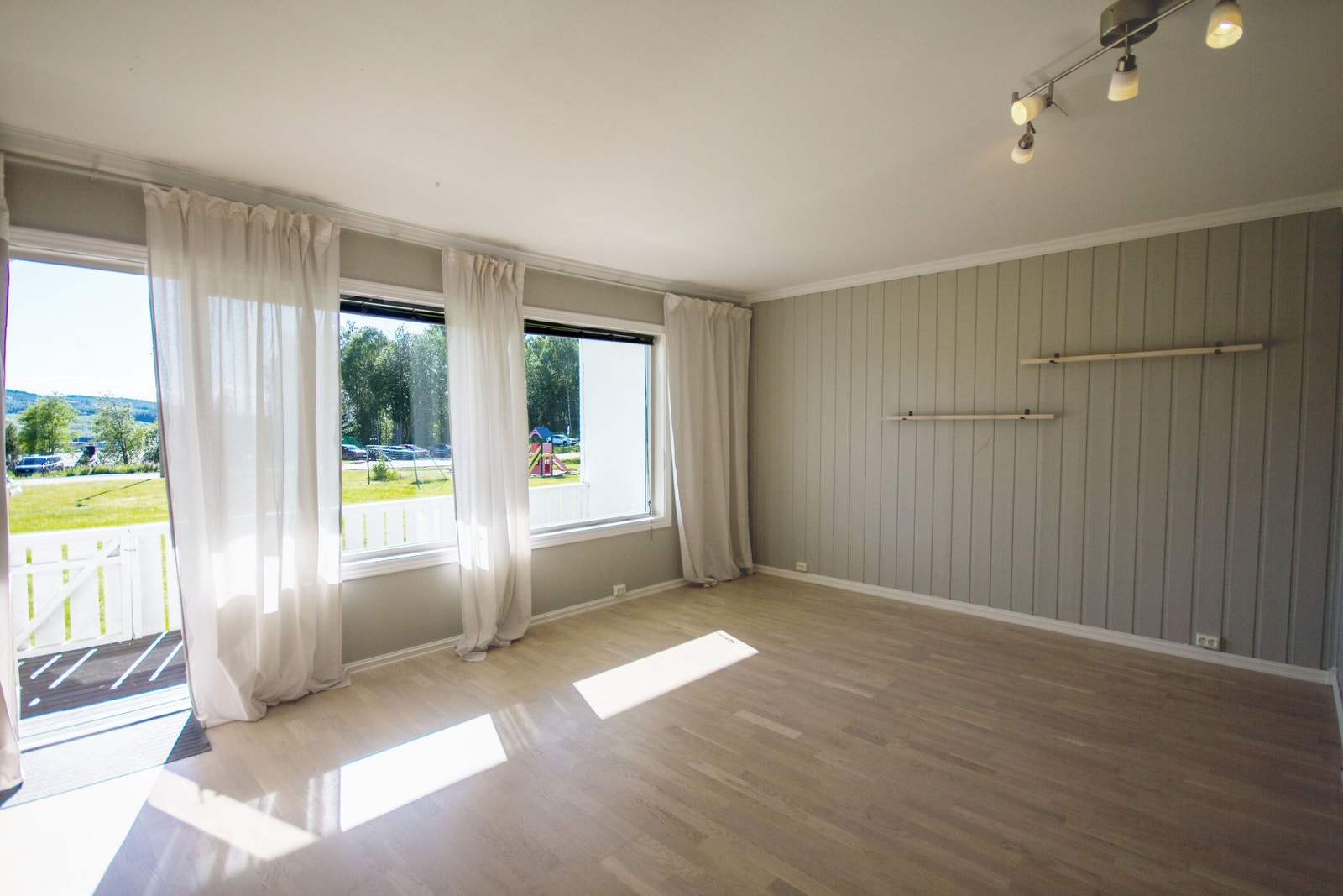 Lys og luftig stue med plass til både sofa og spisebord. Ny treparkett lagt i 2021. Galleribilde