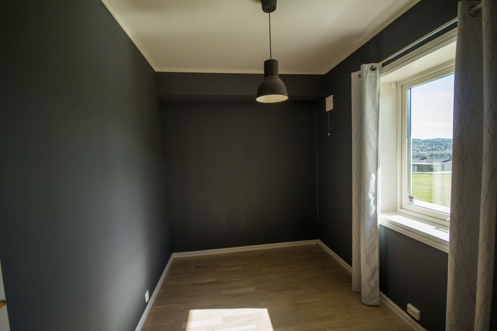 Soverom med plass til dobbeltseng Galleribilde