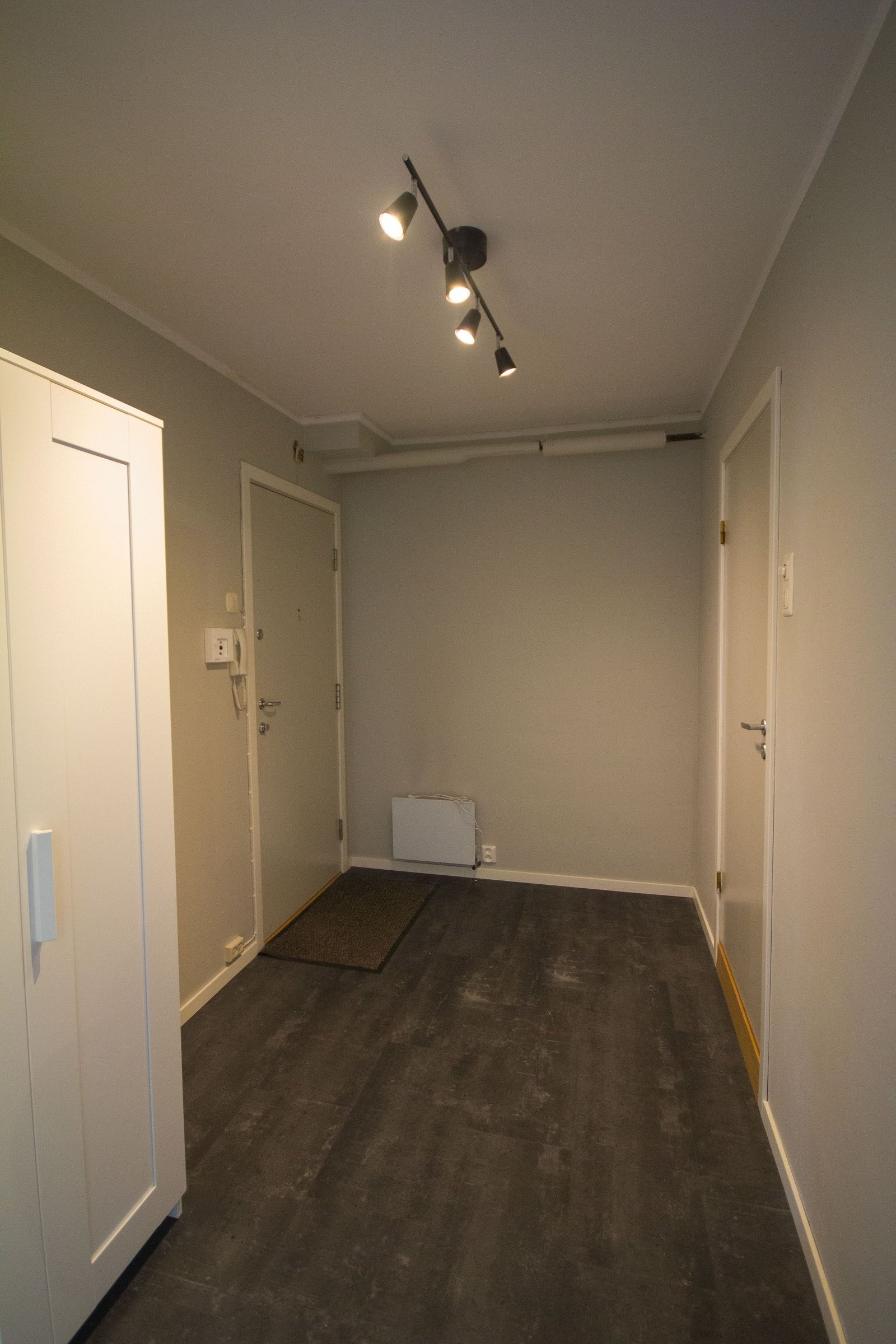 Gang med god plass til skohylle og entre-møblement. Galleribilde