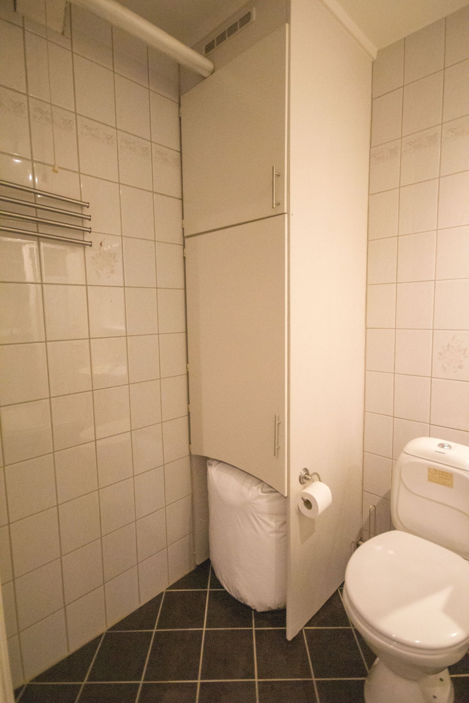 Høyskap for oppbevaring på bad. Galleribilde