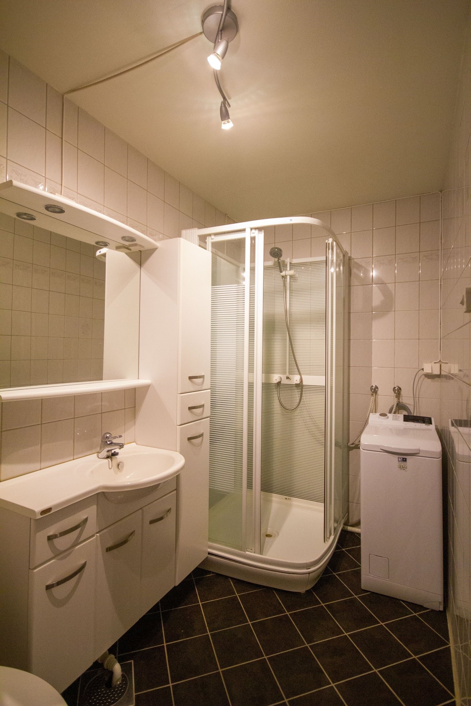 Bad med dusjkabinett og opplegg til vaskemaskin Galleribilde