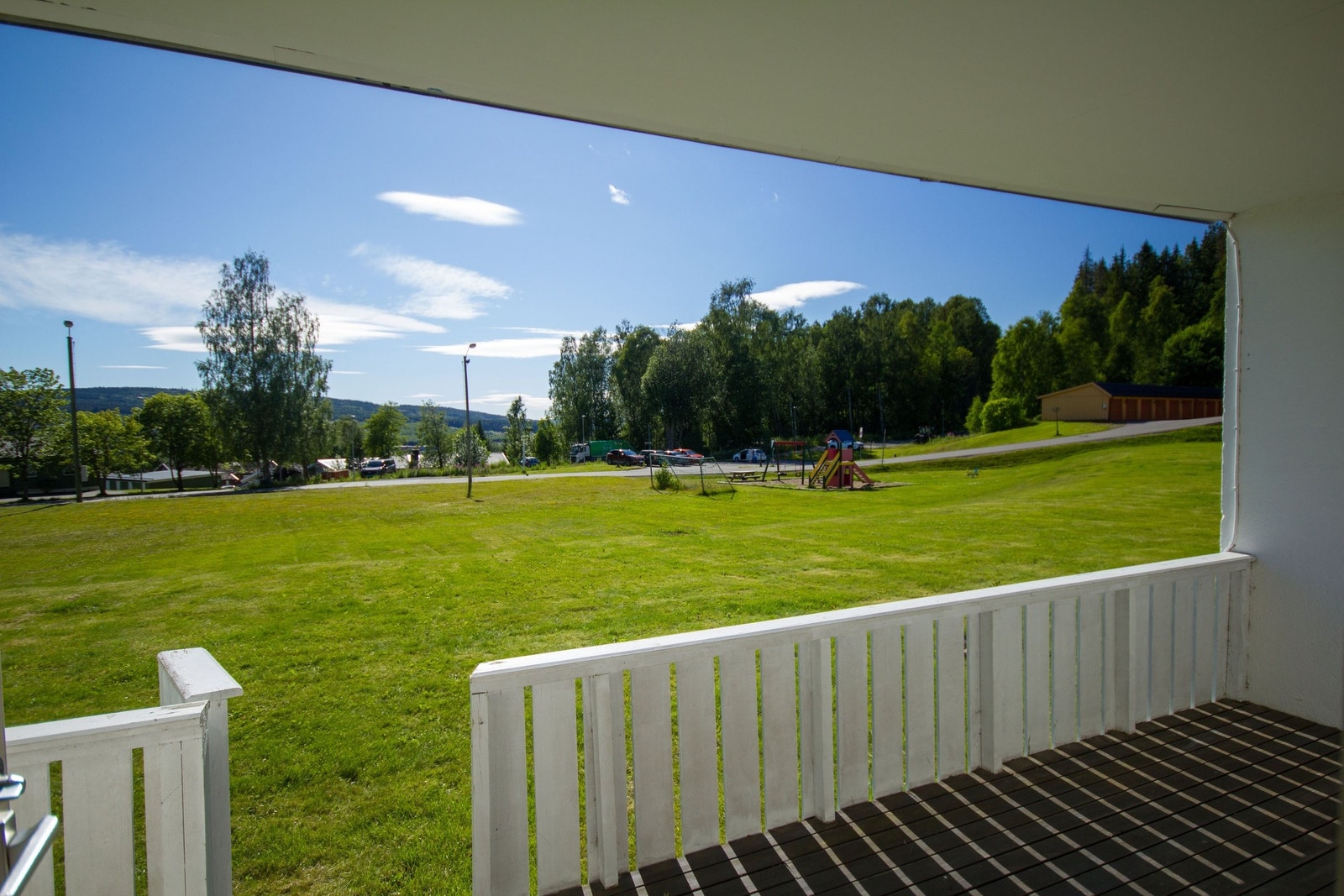 Utsikt. Direkte tilgang til grøntområde fra veranda . Galleribilde