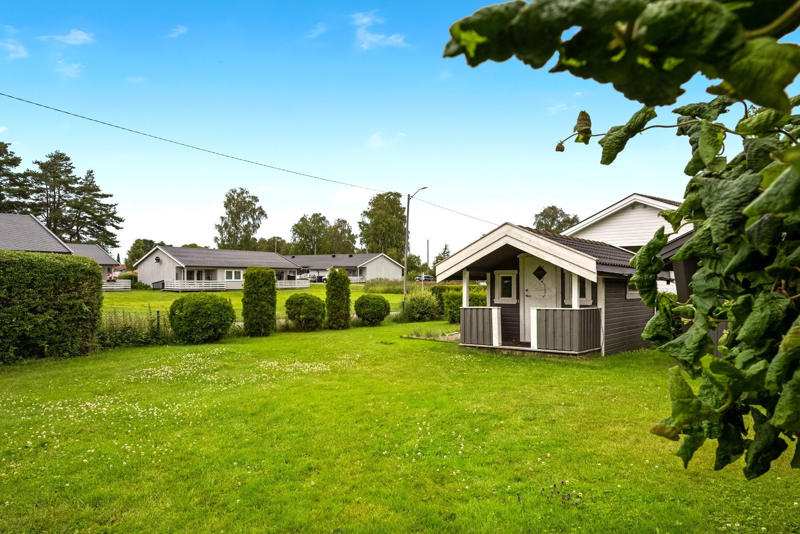 Romslig og pent opparbeidet hage Galleribilde