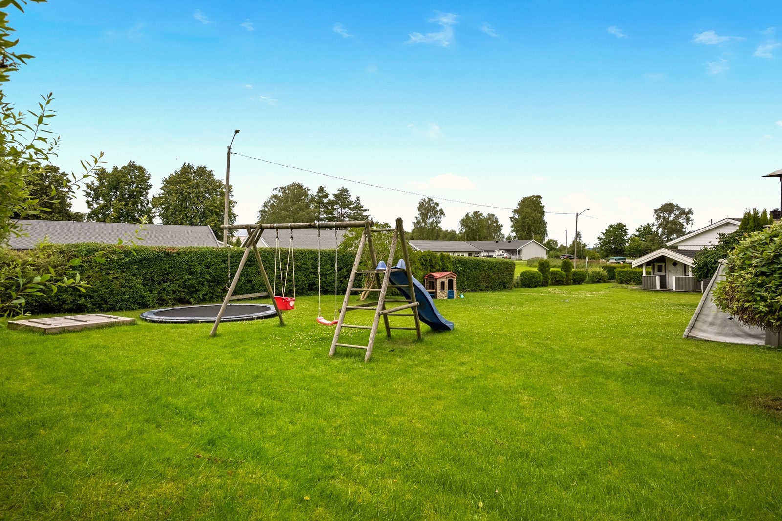 Romslig og pent opparbeidet hage Galleribilde