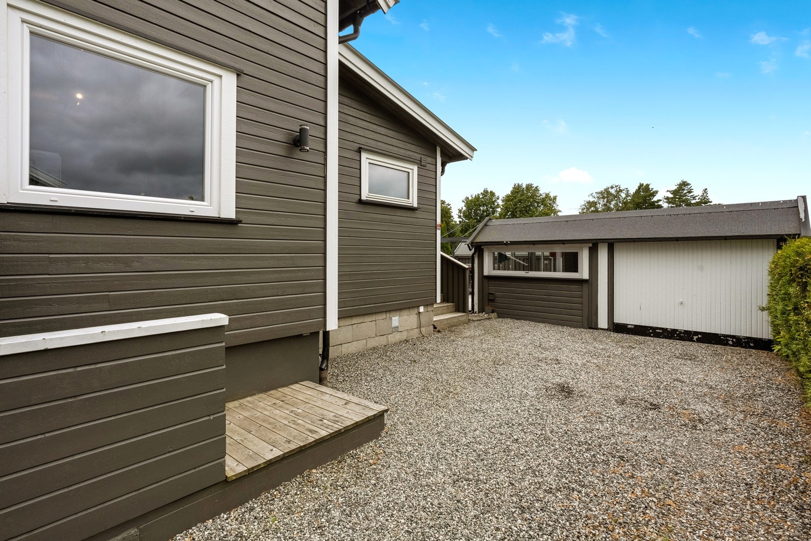 Gårdsplass med garasje Galleribilde