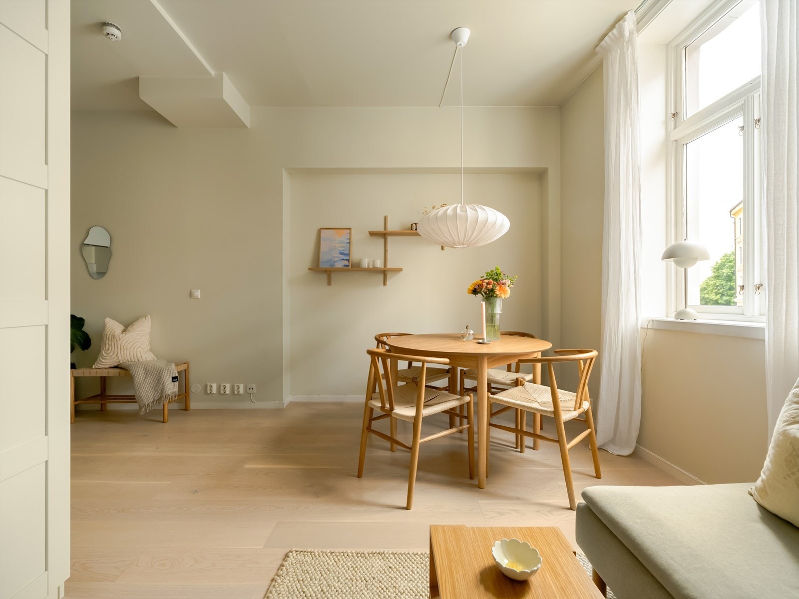 Gulvet er belagt med 1-stavs hvitpigmentert parkett som går igjen i hele leiligheten og skaper et helhetlig og moderne uttrykk. Galleribilde