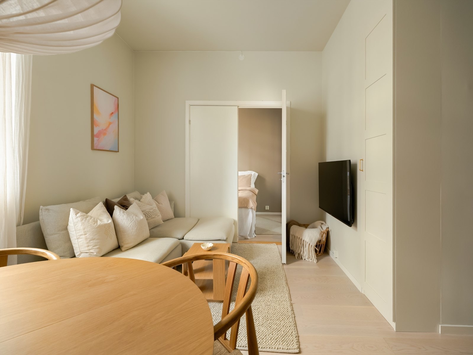 Stuen fremstår som lys og luftig med en takhøyde målt til ca. 2,87 meter, noe som gir rommet ekstra god romfølelse. Galleribilde