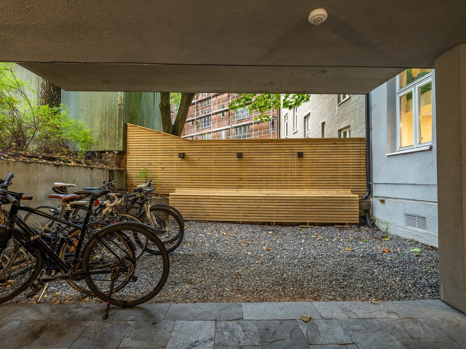 Pent opparbeidet bakgård med sittegruppe og sykkelstativ. Galleribilde