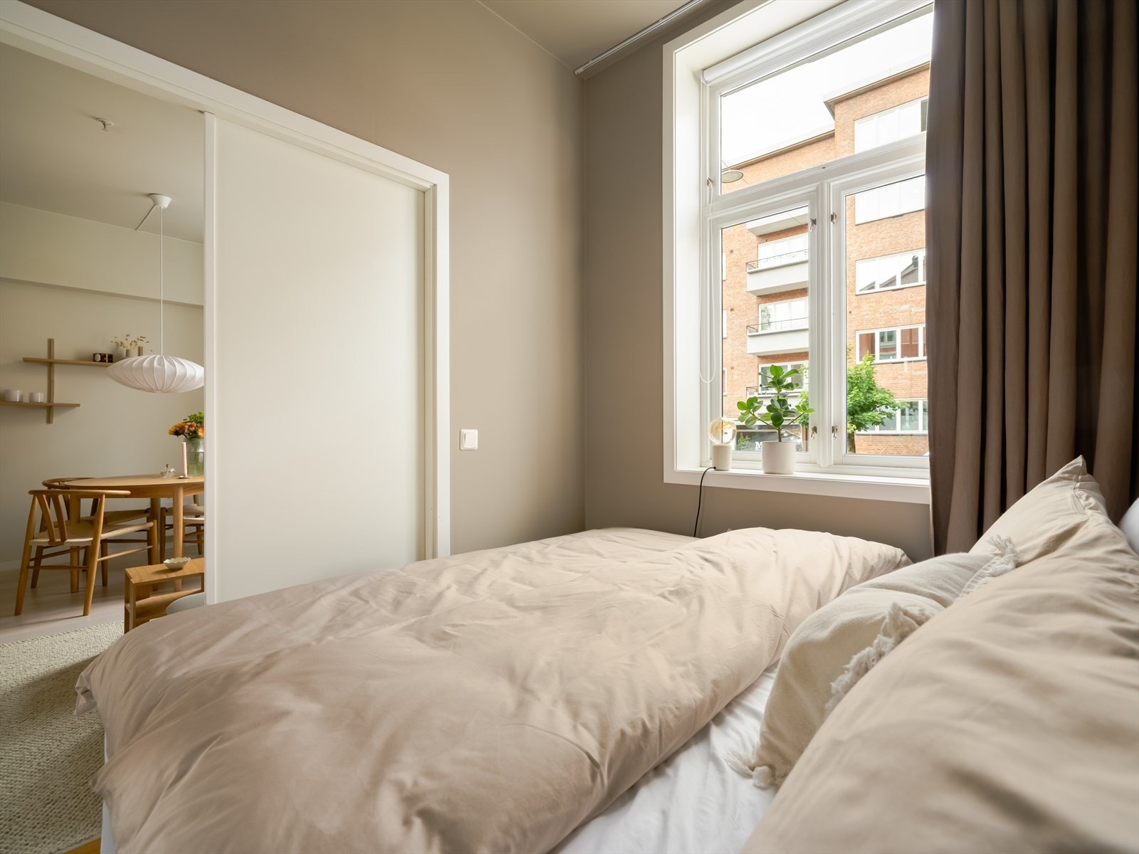 Et stort vindu gir rikelig med dagslys og god ventilasjon, samtidig som utsynet mot det rolige nabolaget gir en avslappende atmosfære. Galleribilde