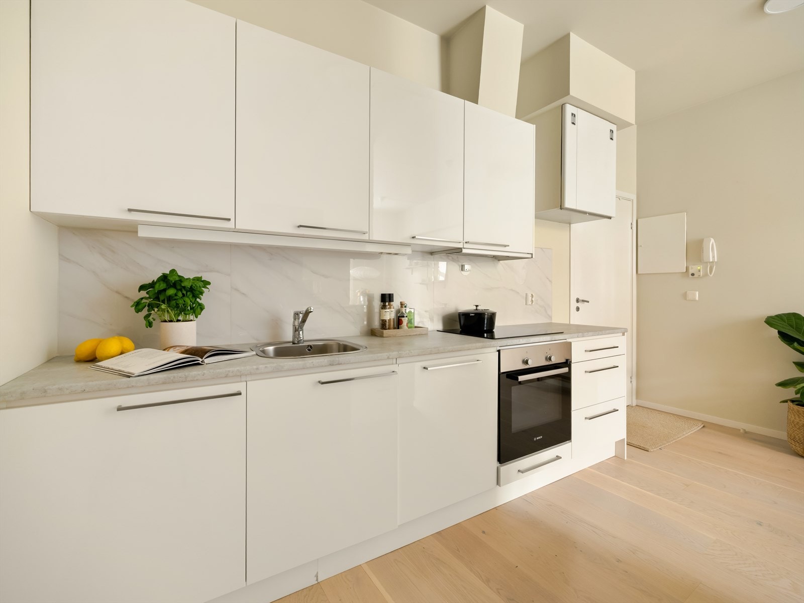 Kjøkkenet er fra 2015 da leiligheten ble totalrenovert, og fremstår som stilrent og moderne. Galleribilde