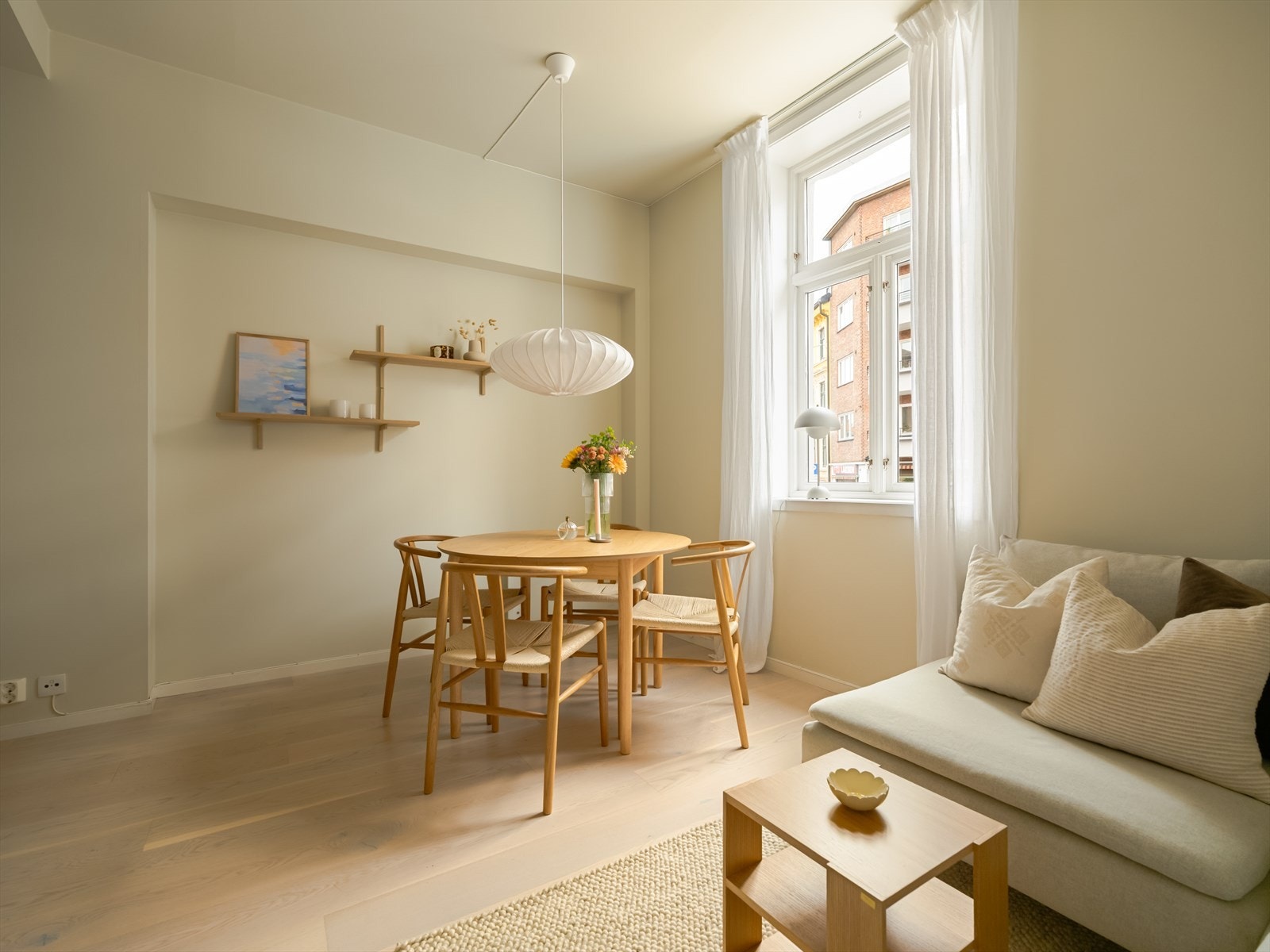 Det store, klassiske vinduet slipper inn mye med naturlig lys, noe som skaper et lunt og trivelig innemiljø. Galleribilde