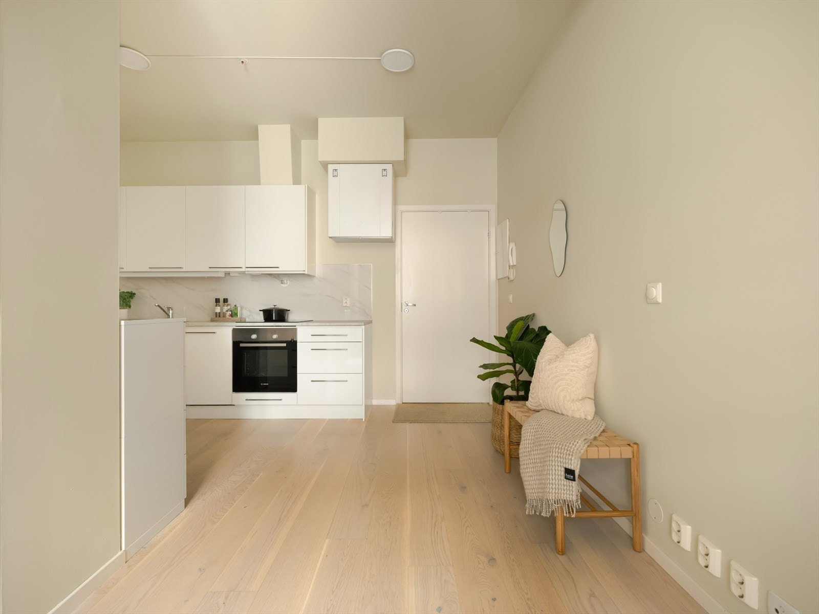 Leiligheten har enkel adkomst i byggets 1. etasje. Mellom inngangsdøren og entré er det en liten mellomgang på ca. 41 cm hvor det er mulig å henge opp yttertøy. Galleribilde